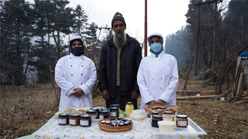 Гулам Хассан Хатана, Амна Хатана и Мима Гурси с товарами Himalayan Products