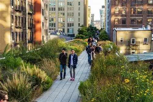 Посетители гуляют по High Line, парку на возвышенности в Нью-Йорке.