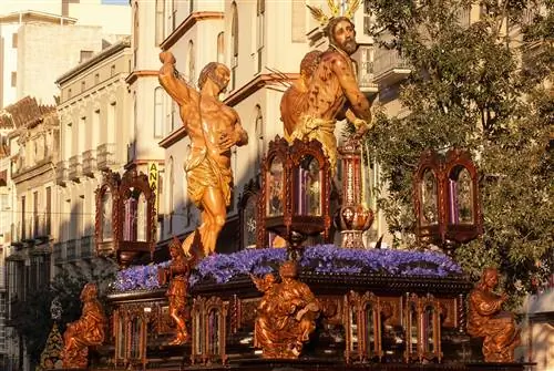 Статуи Иисуса бьют плетью в Semana Santa в Малаге