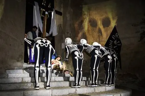 Шествие Verges со скелетами, танцующими под звуки барабана