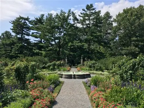 Фонтан в саду Old Westbury Gardens.