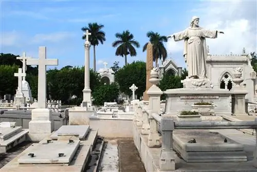Белые статуи и мавзолей загораются на солнце на кладбище Некрополиса Кристобаля Колона в Гаване.