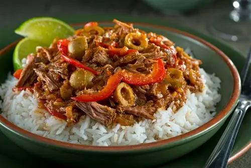 Чаша ropa vieja, популярного кубинского блюда из тушеной говядины.