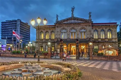 Площадь перед знаменитым Национальным театром Коста-Рики в Сан-Хосе ночью. Площадь перед знаменитым Национальным театром Коста-Рики в Сан-Хосе ночью.
