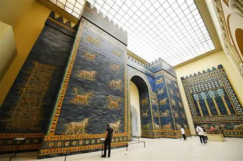 Посетитель перед воротами Иштар, Пергамский музей, Берлин, Германия