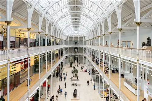 Вид с воздуха на людей, идущих по Большой галерее Национального музея Шотландии.