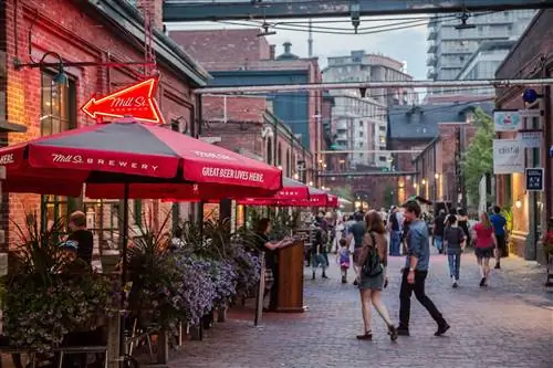 Люди идут по району в Торонто