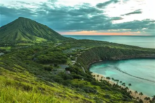 Кратер Коко-Хед и залив Ханаума на рассвете на острове Оаху, Гавайи
