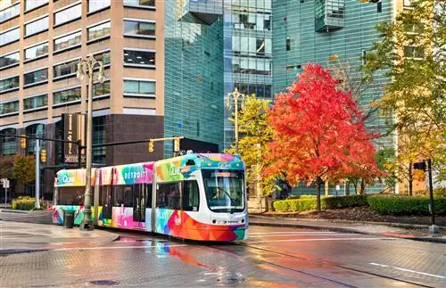 Трамвай QLine курсирует по центру Детройта
