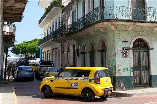 Такси поворачивает на узкую улицу в Каско-Вьехо, историческом районе Панама-Сити.