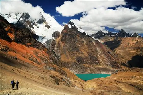 Двое туристов исследуют поход Кордильера Уайуаш