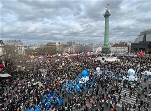 Протестующие принимают участие в студенческой демонстрации на площади Бастилии, Париж, Франция.
