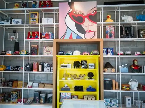 Причудливые предметы для продажи в Zoo Concept в BoxPark, Дубай, Объединенные Арабские Эмираты