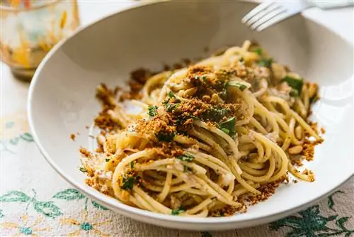 домашнее итальянское блюдо из макарон, известное как макароны на скатерти, приготовленное из спагетти, сардин, петрушки, кедровых орехов и панировочных сухарей. Классическая итальянская региональная кухня.