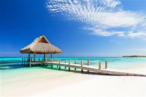 Белый песчаный пляж и лодка Гетти в Кап-Кана, Доминиканская Республика