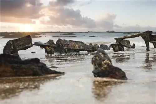 Сумерки падают на скелет старого бронетранспортера в воде на пляже Юта в Нормандии. Сумерки падают на скелет старого бронетранспортера в воде на пляже Юта в Нормандии.
