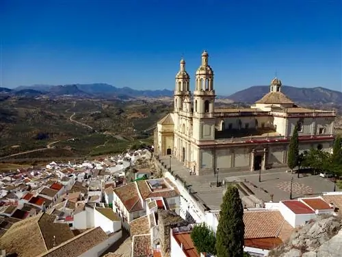 Неоклассическая Iglesia Parroquial Nuestra Señora de la Encarnación Ольверы, сфотографированная из Кастильо-Арабе XII века.