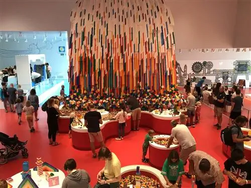Взрослые и дети играют с яркими кубиками Lego в Доме Lego в Биллунде.