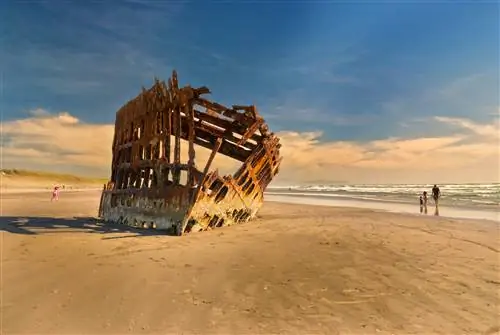 Корпус затонувшего корабля Peter Iredale на побережье Орегона.