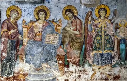 Ветхие фрески с изображениями святых на внешней стороне церкви Протатона в Кариесе на Афоне.