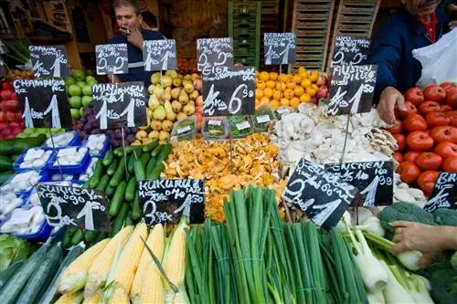 Лавка с фруктами и овощами на рынке Нашмаркт