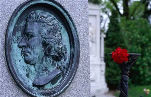Мемориальная доска у Мемориала Моцарта, Zentralfriedhof в Зиммеринге
