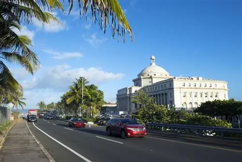 Автомобили проезжают мимо здания Капитолия (El Capitolio) в Сан-Хуане, Пуэрто-Рико. Автомобили проезжают мимо здания Капитолия (El Capitolio) в Сан-Хуане, Пуэрто-Рико.