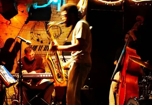 Джазовая группа играет на сцене St Nick’s Jazz Pub, бывшего джаз-клуба в Нью-Йорке.