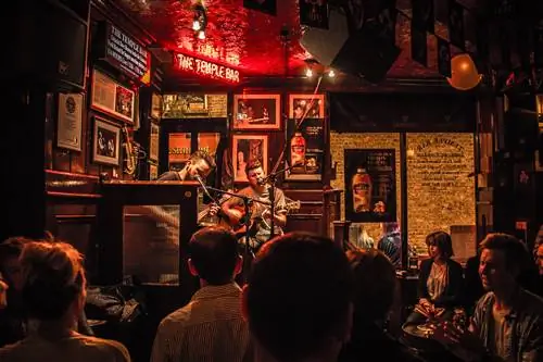 Музыканты выступают в The Temple Bar в Дублине, Ирландия.