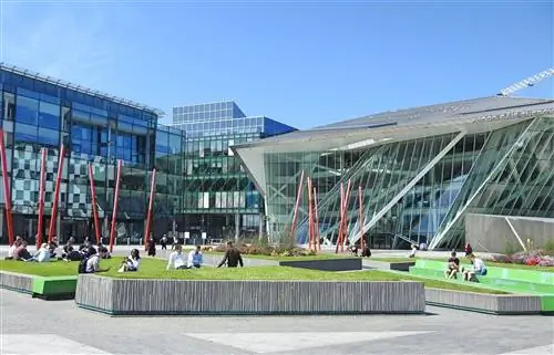 Люди отдыхают на свежем воздухе перед театром Bord Gais Energy Theater.