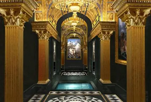 6-8 гостей могут расслабиться в богато украшенной мраморной римской бане Villa du Comte, прекрасно оформленной под сводчатым потолком в стиле барокко, поддерживаемым неоклассическими колоннами и освещенной эффектной хрустальной люстрой. Когда римская баня не используется, она покрыта выдвижным мраморным полом.