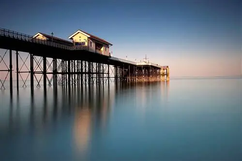 Однодневная поездка в Кардифф - вид на пирс Пенарт на закате. Пирс Пенарт - пирс викторианской эпохи в Пенарте, Долина Гламорган, Южный Уэльс.