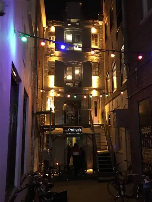 Het Pakhuis находится в одном из многочисленных переулков Гронингена. Аллея украшена разноцветными гирляндами.