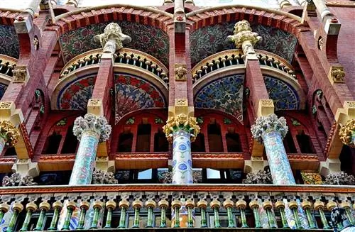 Балкон Palau de la Música Catalana, украшенный множеством разноцветных мозаик на перилах и колоннах.