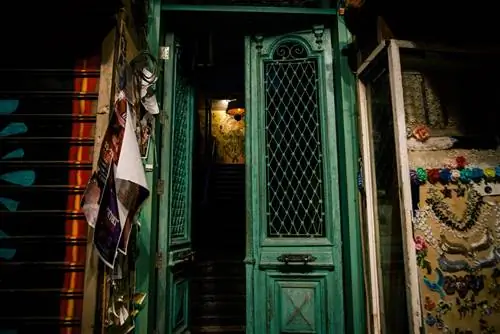 Вход в бар Prince в Тель-Авиве, Израиль