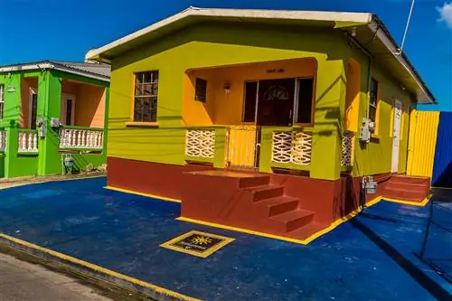 Внешний вид разноцветного дома, где прошло детство международной поп-звезды Рианны, на Барбадосе.