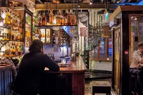 Мужчина в баре Wee Pub Мужчина в баре Wee Pub