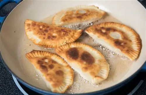 Пирожные в форме полумесяца, шипящие в масле