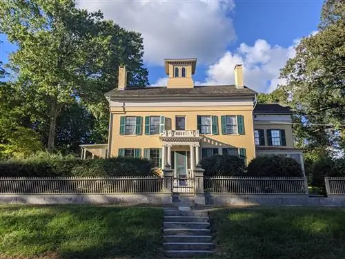 Внешний вид викторианского дома, в котором жила Эмили Дикинсон.