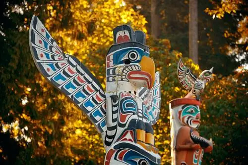 Тотемные столбы коренных народов в парке Стэнли в Ванкувере, Канада.