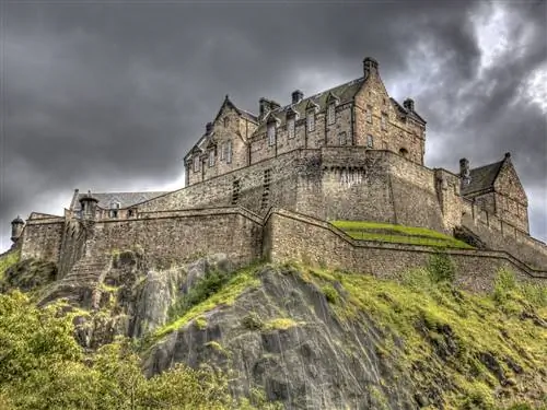 Глядя на Эдинбургский замок на фоне грозового неба