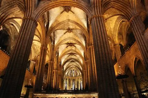 Сводчатый готический интерьер La Catedral в Барселоне, широкое, парящее пространство, разделенное на центральный неф и два прохода линиями элегантных тонких колонн. Сводчатый готический интерьер La Catedral в Барселоне, широкое, парящее пространство, разделенное на центральный неф и два прохода линиями элегантных тонких колонн.
