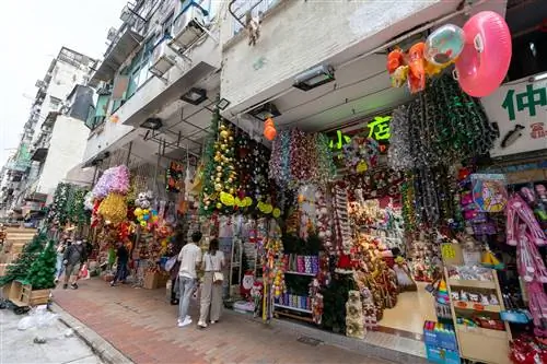 Рождественские украшения, игрушки и безделушки для продажи возле магазинов в Гонконге