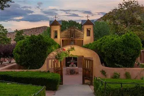 Вход в Эль-Сантуарио-де-Чимайо в Чимайо, Нью-Мексико.