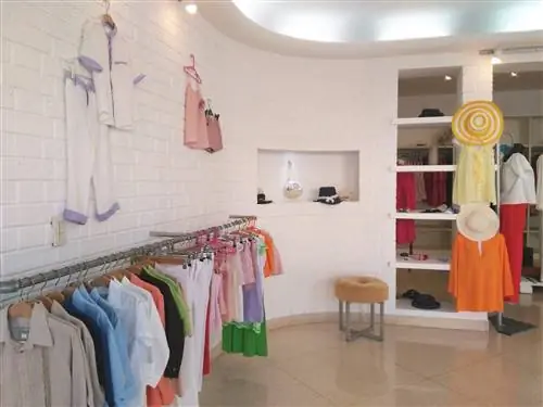 Белый кирпичный интерьер Salomé Casa de Modas наполнен множеством льняных рубашек и брюк в оттенках коричневого, синего, белого и оранжевого. Шопинг в Гаване - это больше, чем просто сувенирные лавки.