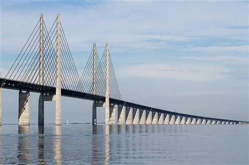 Эресуннский мост - комбинированный железнодорожно-автомобильный мост через пролив Эресунн между Мальмё и Копенгагеном.