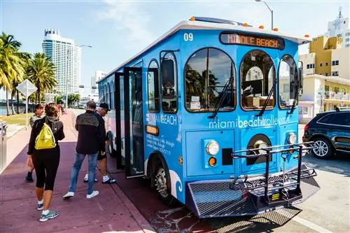 Флорида, Флорида, Юг, Майами-Бич, Indian Creek Drive, Middle Beach Loop, бесплатный троллейбус, общественный транспорт, общественный транспорт, автобусная остановка, посадка, взрослый