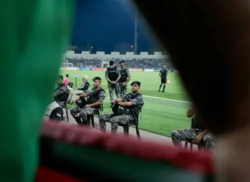 ОМОН окружает поле во время футбольного матча Wehdat против Faisaly в Аммане, Иордания.