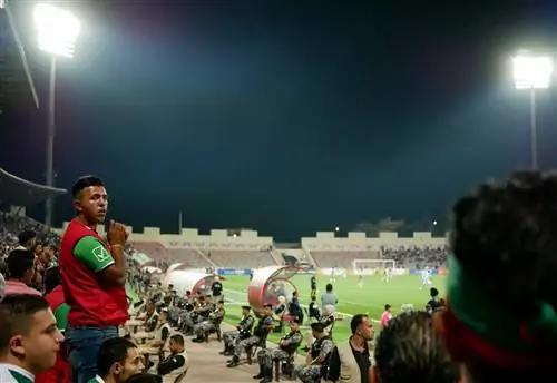 Фанат Wehdat наблюдает за футбольным матчем против Аль-Фейсали недалеко от Аммана, Иордания.