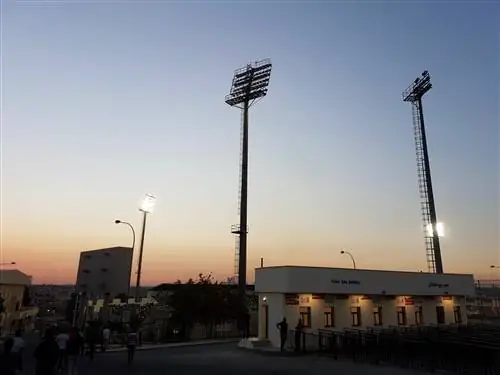 Комплекс стадиона короля Абдаллы II на закате недалеко от Аммана, Иордания